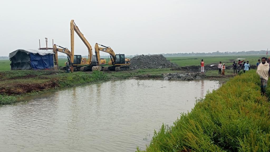 ইজারা দেওয়া বিল খননে পাউবো, ইউএনওর নির্দেশে কাজ বন্ধ