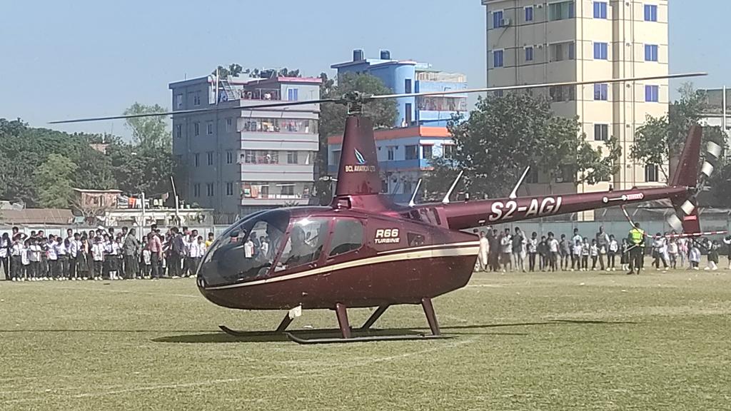 সিরাজগঞ্জে শিক্ষার্থীদের হেলিকপ্টারে ঘুরিয়ে সংবর্ধনা