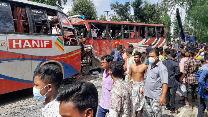 তারাগঞ্জে বাসের মুখোমুখি সংঘর্ষে ৪ জন নিহত, আহত ৩৫