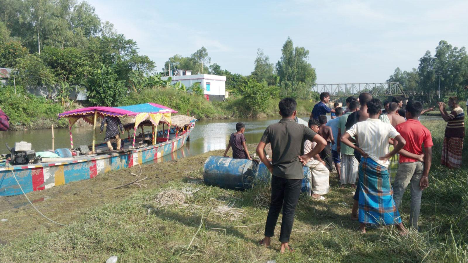 শেরপুরে করতোয়া থেকে বালু উত্তোলনের চেষ্টা, জনতার বাধা 