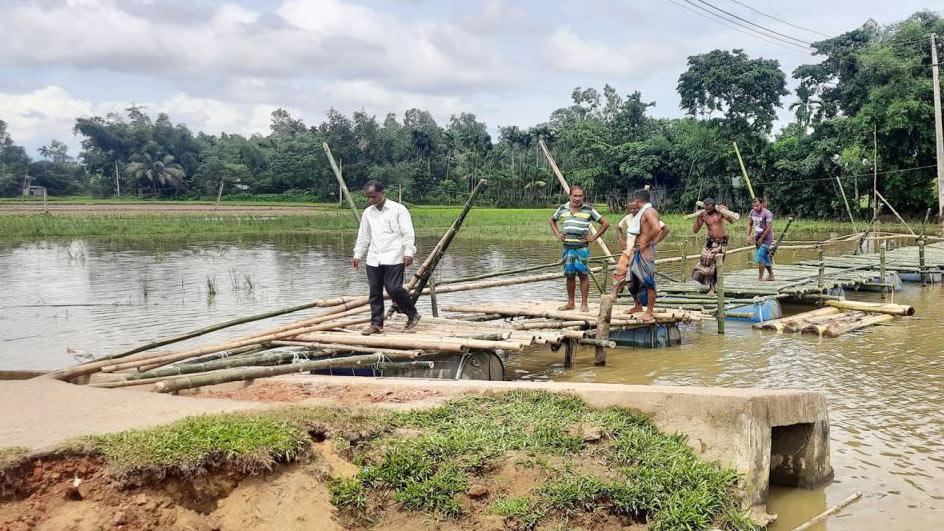 ঝিনাইগাতীতে স্বেচ্ছাশ্রমে ৮০ ফুট বাঁশের সাঁকো নির্মাণ করলেন স্থানীয়রা