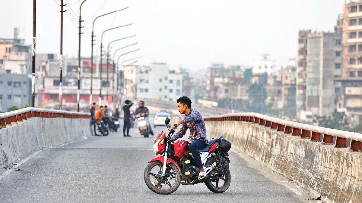 খিলগাঁও ফ্লাইওভার: নিচে পুলিশ, ওপরে ছিনতাই