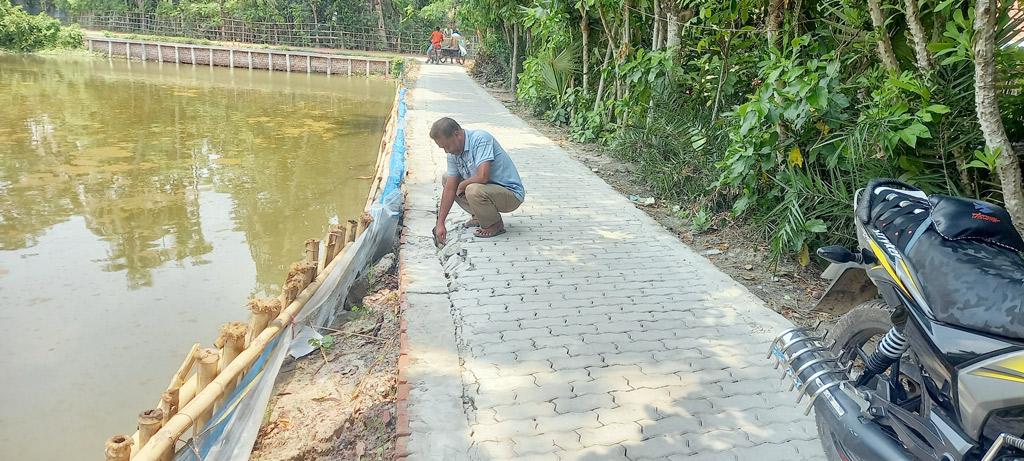 ডুমুরিয়ায় কাজ শেষ হওয়ার আগেই ভেঙে গেল রাস্তা