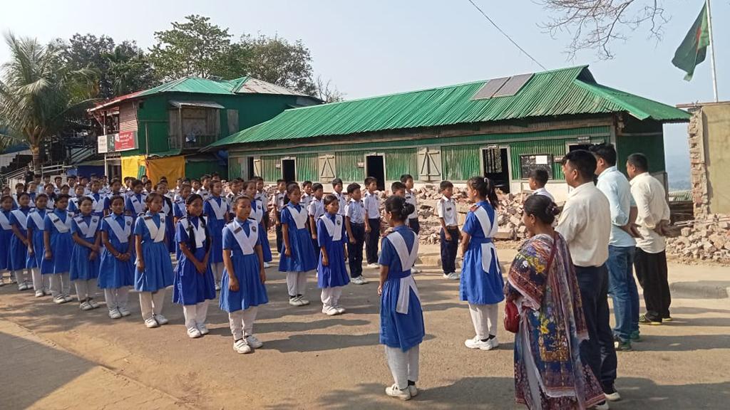 সাজেকে ভেঙে ফেলা হলো স্কুলের সামনে নির্মাণাধীন সেই দোকান