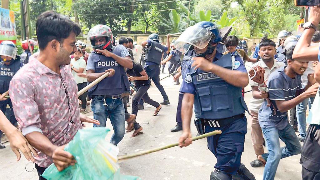 কোটার আন্দোলন নিয়ে সরকার হঠাৎ কঠোর