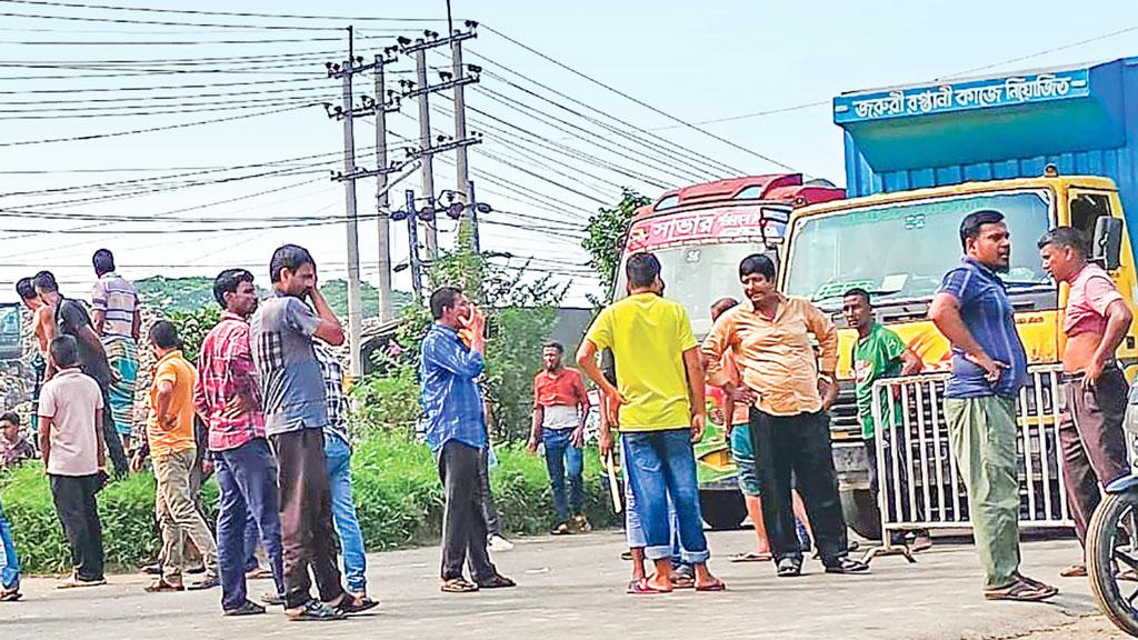 বকেয়া বেতনের দাবিতে গাজীপুরে বেক্সিমকো গ্রুপের শ্রমিকদের দুই দফা সড়ক অবরোধ