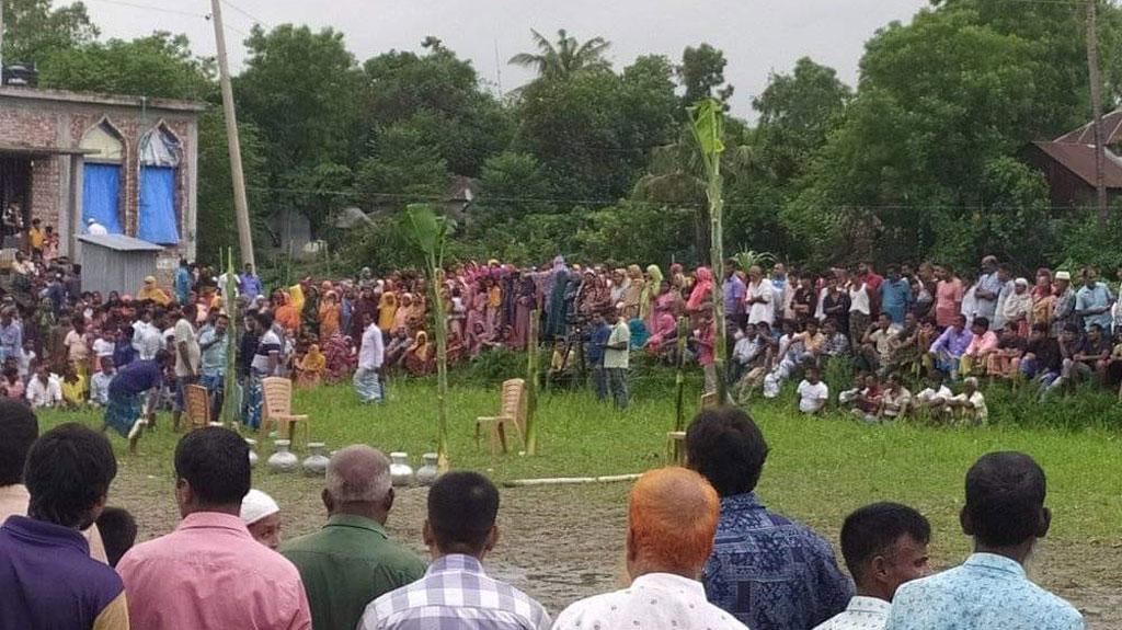 জানাজা থামিয়ে সাপের কামড়ে মৃত ব্যক্তিকে জীবিত করতে শুরু হয়েছে ওঝার ঝাড়ফুঁক 