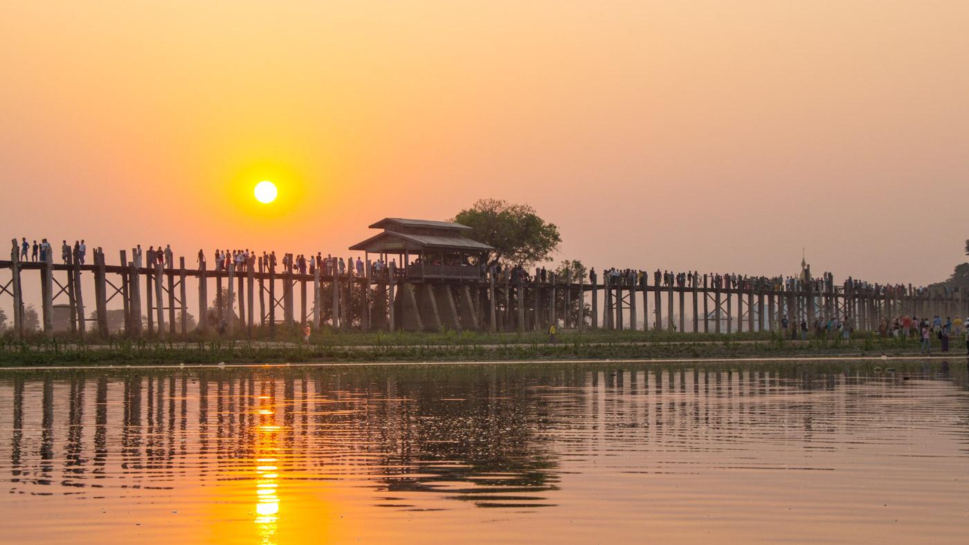 প্রাসাদের ধ্বংসাবশেষ থেকে তৈরি যে সেতু