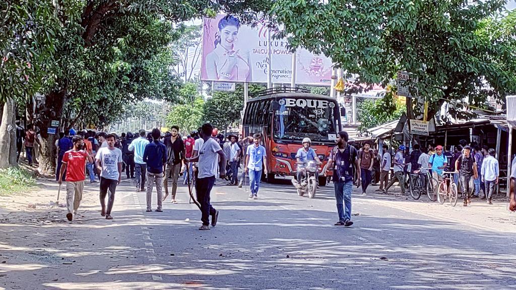 বিএনপির পদযাত্রার গাড়িবহরে হাবিপ্রবি ছাত্রলীগের হামলা-ভাঙচুর, আহত ২৫