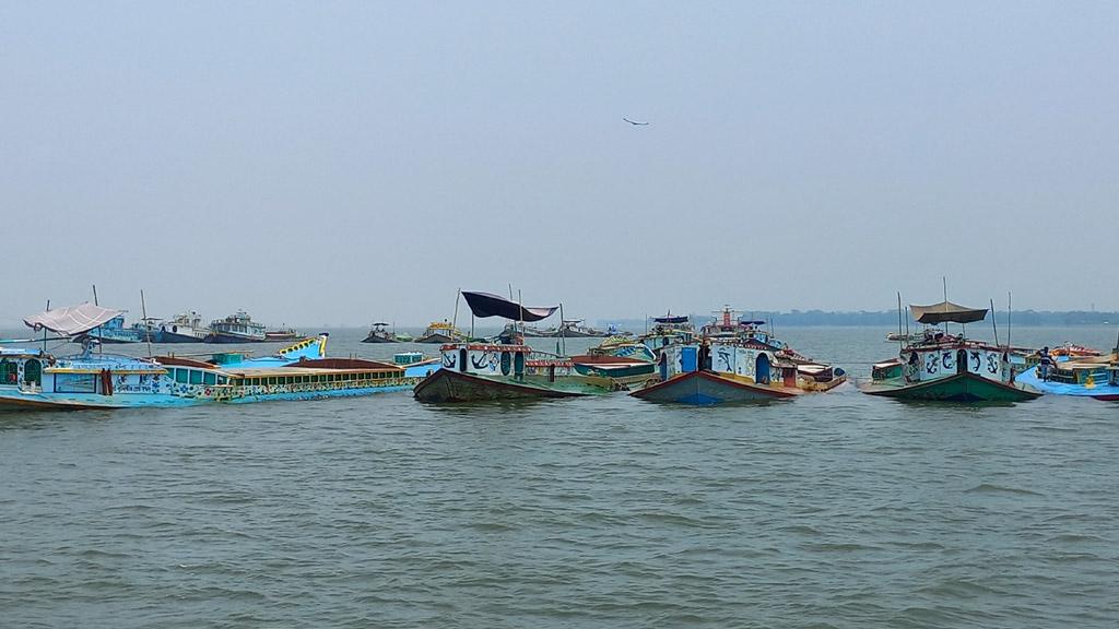 পদ্মা-মেঘনার মোহনায় অবৈধভাবে বালু বহন করা ৫০ বাল্কহেড জব্দ, আটক শতাধিক