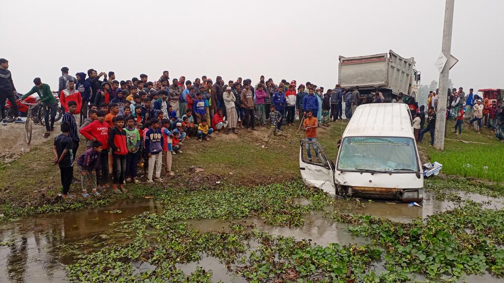 নাগেশ্বরীতে মাইক্রোবাস-অটোরিকশার সংঘর্ষে শিশুসহ আহত ৯