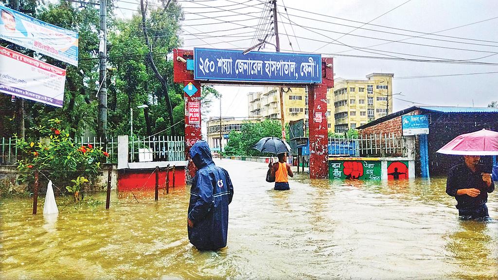 বন্যা পরিস্থিতি: ৪ জেলায় ভেঙে পড়েছে স্বাস্থ্যব্যবস্থা