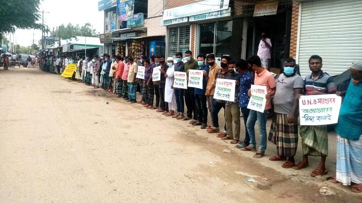 যানজট নিরসনে লাঠিচার্জ, ইউএনওর বিরুদ্ধে ব্যবসায়ীদের মানববন্ধন