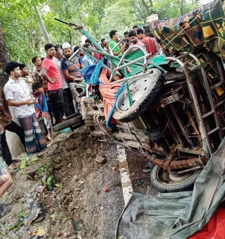 বরিশালে বিআরটিসি বাসের সঙ্গে অটোরিকশার সংঘর্ষ, নিহত ৪ 