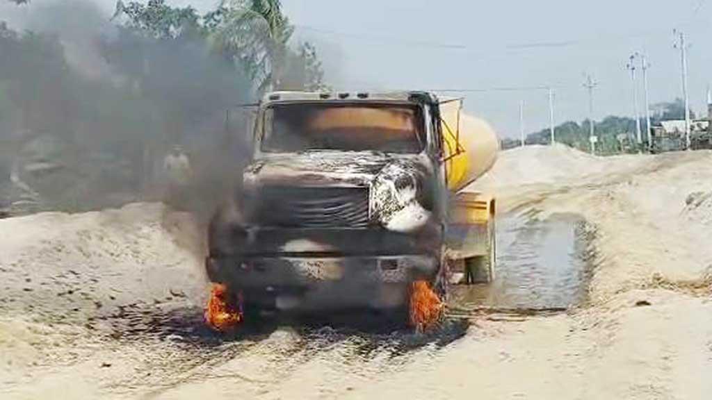 চাকায় পিষ্ট বৃদ্ধ, ট্রাক জ্বালিয়ে দিল স্থানীয়রা