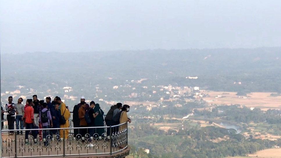 পর্যটক বাড়ছে পাহাড়ে