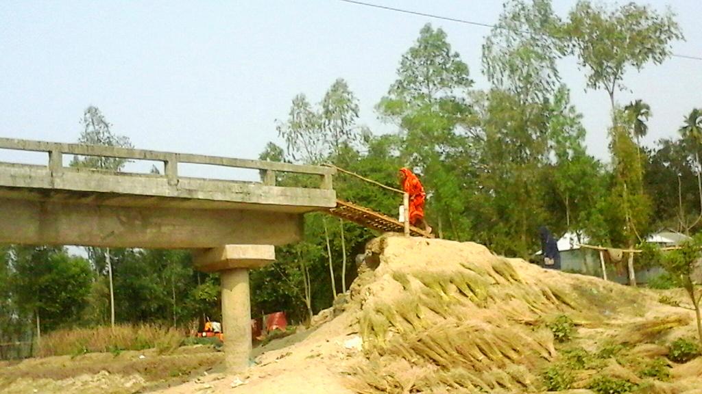 সেতুর সংযোগ সড়ক হয়নি ছয় বছরেও