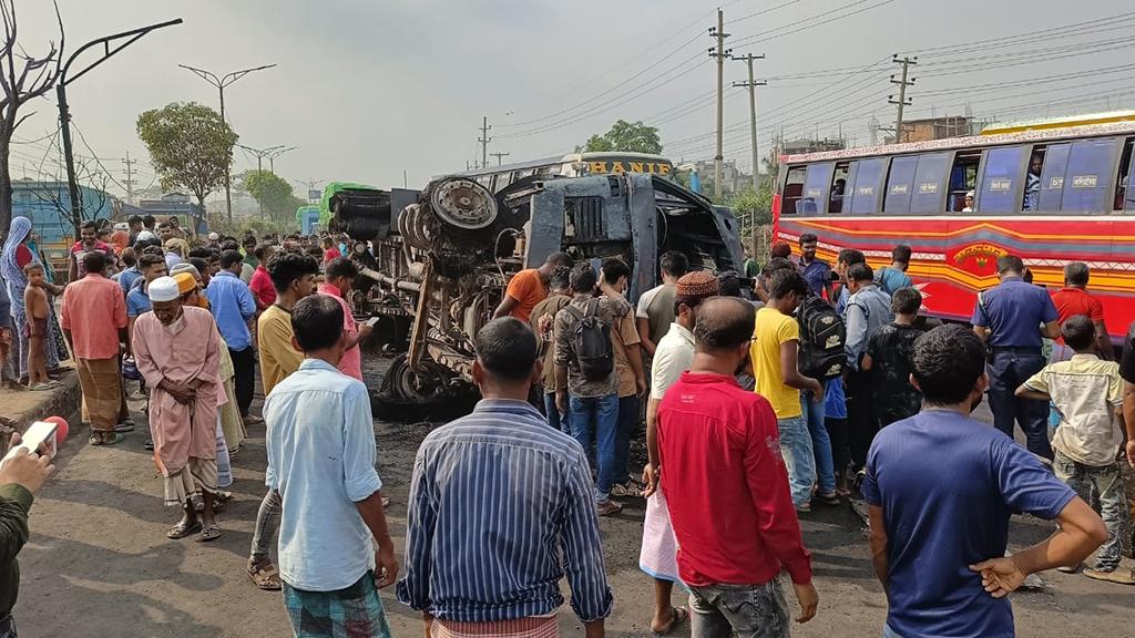 সাভারে তেলবাহী লরি উল্টে পুড়ল ৫ গাড়ি, নিহত ১