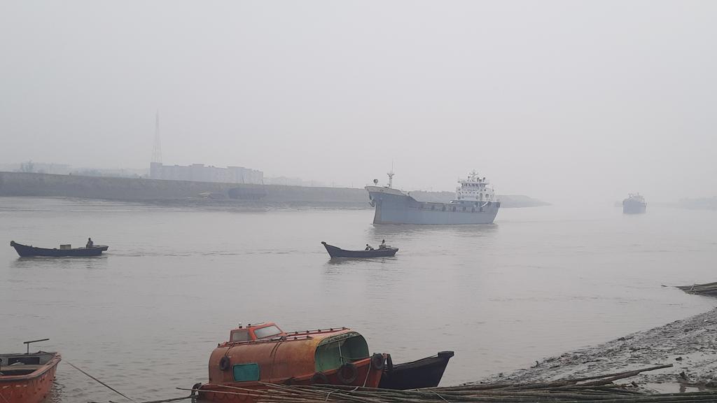 শীত-বৃষ্টি-কুয়াশায় ভোগান্তিতে শ্রমজীবীরা