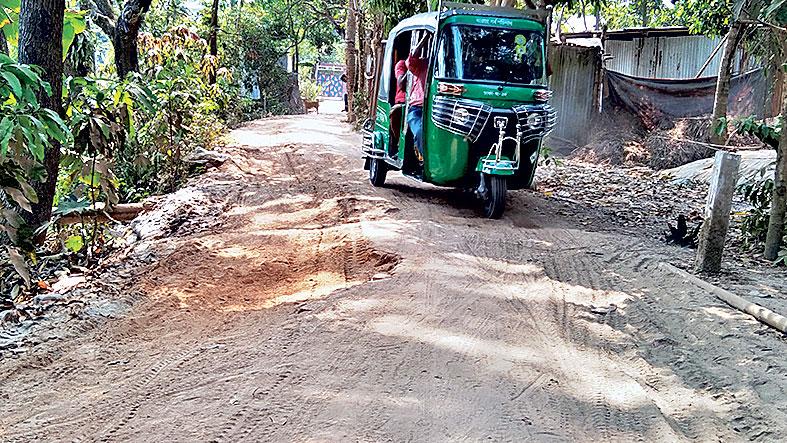 ইট উঠে রাস্তা এবড়োখেবড়ো ভোগান্তিতে হাজারো মানুষ