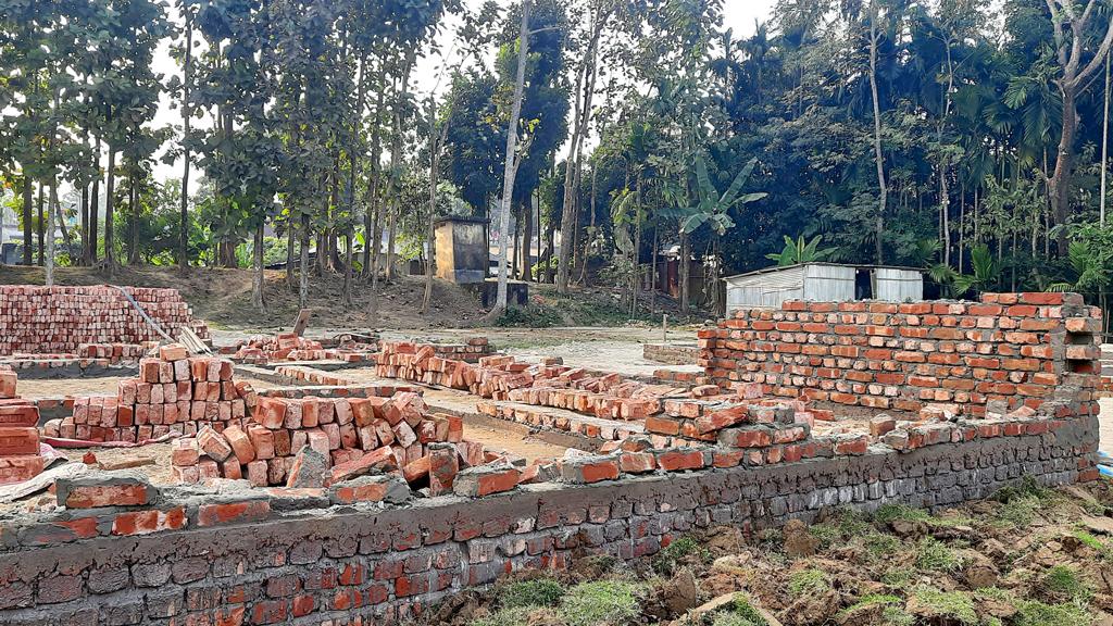 নিম্নমানের সামগ্রী ব্যবহার বীর নিবাসের কাজ বন্ধ