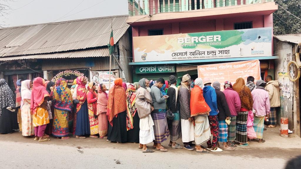 দীর্ঘ লাইনে দাঁড়িয়েও মিলছে না ওএমএসের চাল