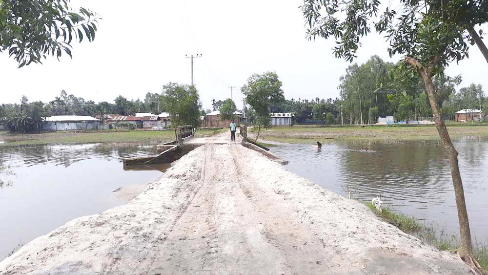 নেই পর্যাপ্ত ড্রেনেজ ব্যবস্থা নোংরা স্থানে মাংস বিক্রি