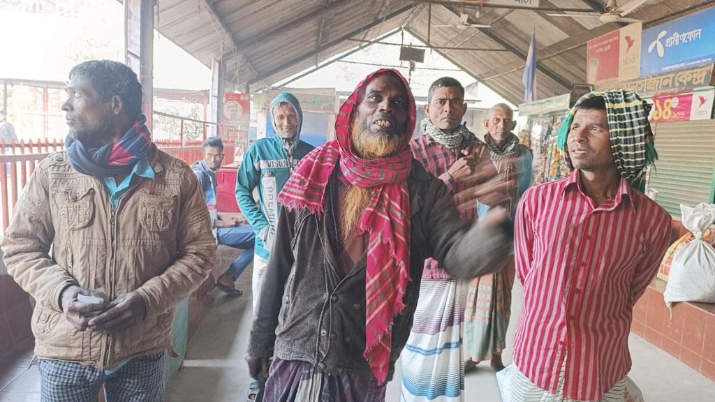 ট্রেনের টিকিট: ঈশ্বরদী স্টেশন থেকে বিষণ্ন মুখে ফিরে গেলেন ১১ কৃষক