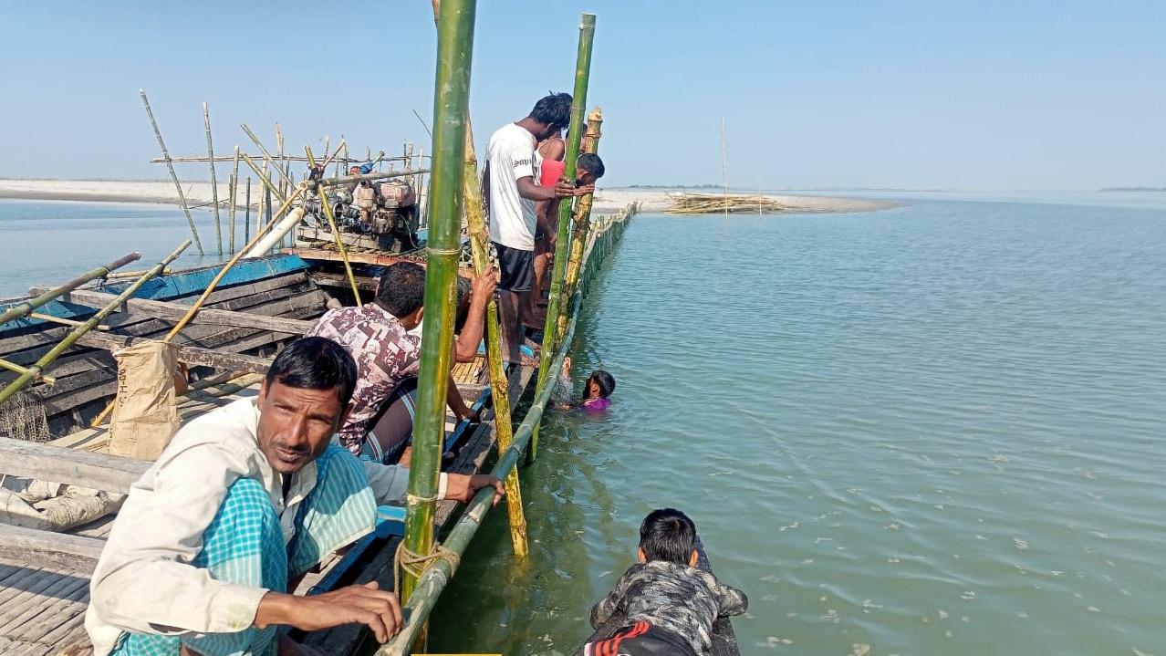 পাশে নেই পাউবো, ভাঙন ঠেকাতে চলছে বাঁশ পোঁতা