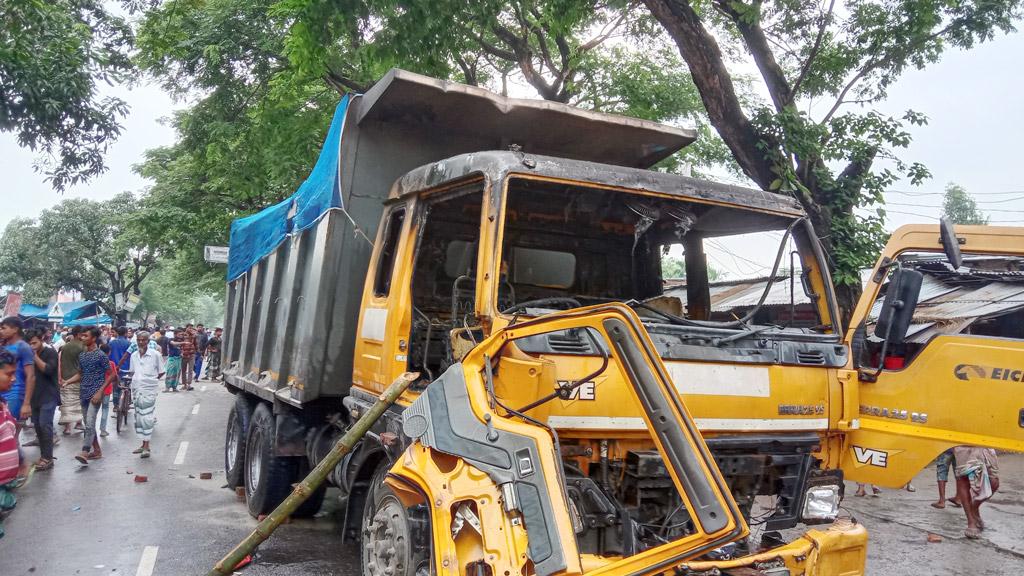 চিরিরবন্দরে ড্রাম ট্রাকের চাকায় পৃষ্ট হয়ে নিহত ২, আহত ১