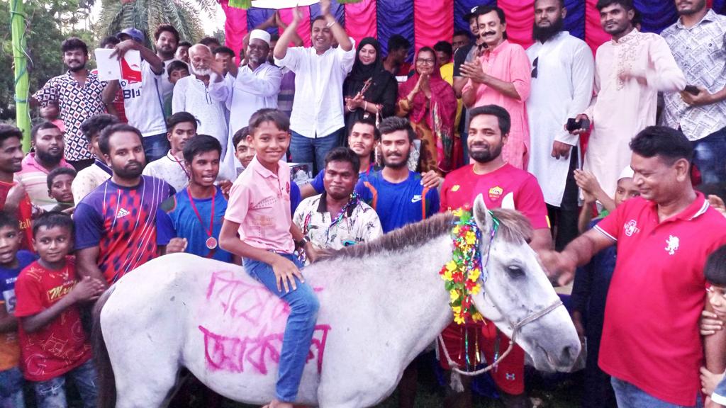 ফুটবল টুর্নামেন্টে সর্বোচ্চ গোলদাতা পেলেন ঘোড়া