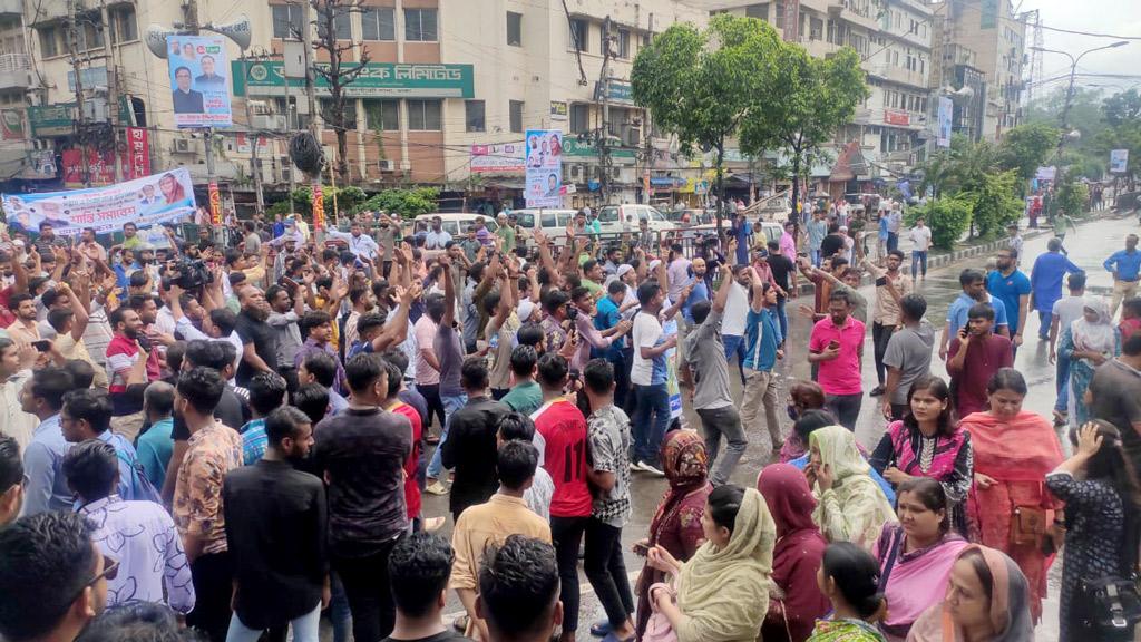 ঢাবির মাঠে অনুমতি মেলেনি, পুরাতন বাণিজ্য মেলার মাঠ পরিদর্শনে যুবলীগ নেতারা