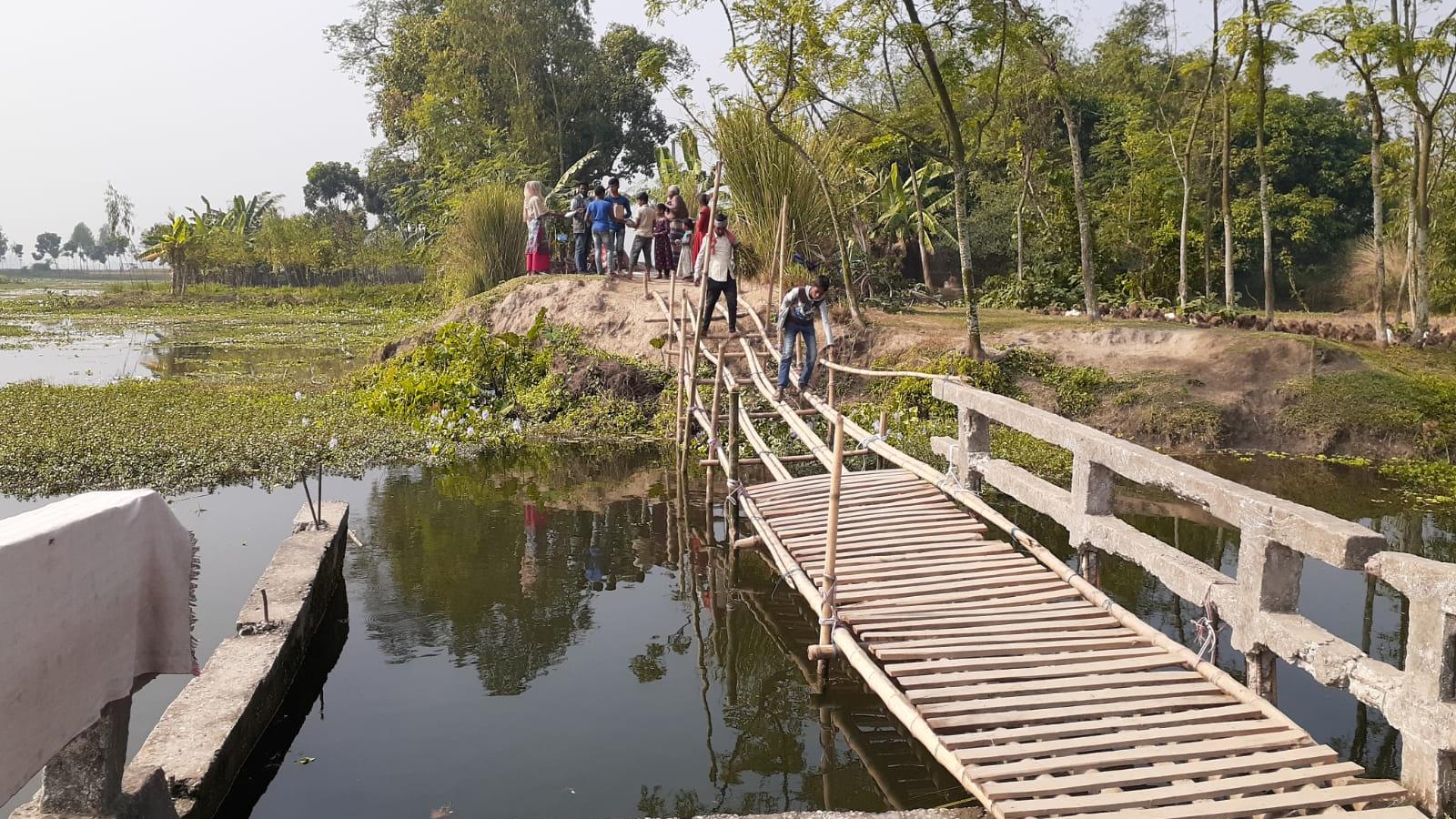 ভাঙা সেতুতে সাঁকো বসিয়ে যাতায়াত