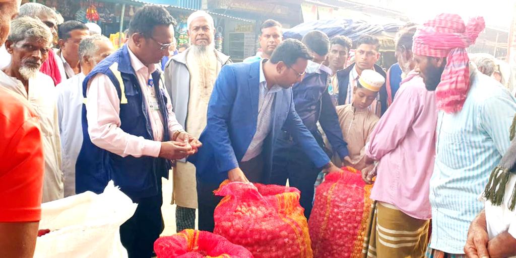 ফরিদপুরে এক দিনের ব্যবধানে মণপ্রতি পেঁয়াজের দাম কমল ৮০০ টাকা