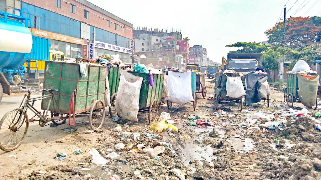 করপোরেশনের ময়লার স্তূপ মহাসড়কের পাশেই