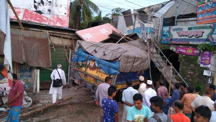 ঘাটাইলে নিয়ন্ত্রণ হারিয়ে হোটেলের ভেতর ট্রাক, আহত ২