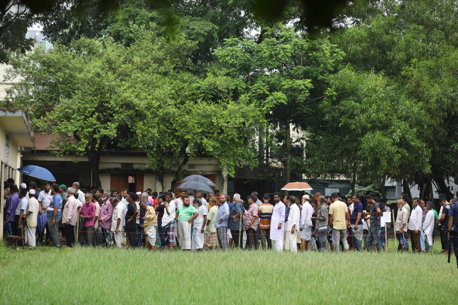 ধূমপান করায় কেন্দ্র ছাড়তে বাধ্য হলেন নৌকার প্রধান এজেন্ট