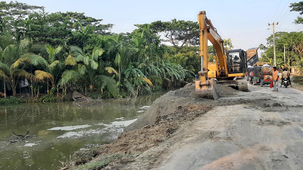 সড়কের কাজে ক্ষতিগ্রস্ত বিটিসিএলের লাইন