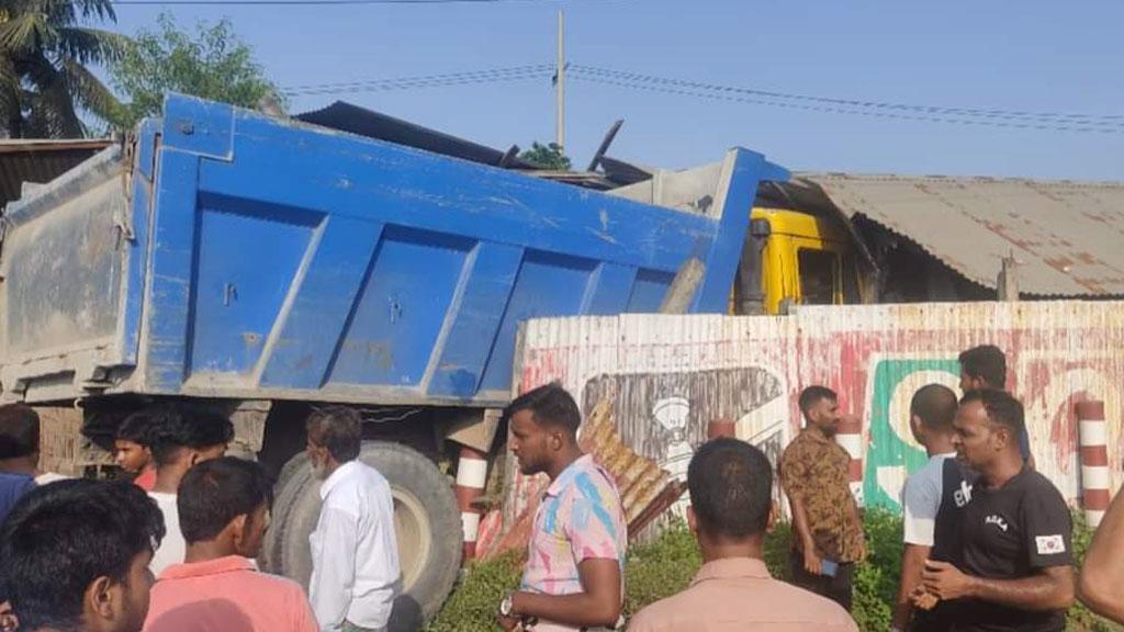 সীতাকুণ্ডে নিয়ন্ত্রণ হারিয়ে ট্রাক মাদ্রাসায়, ১১ শিক্ষার্থী আহত