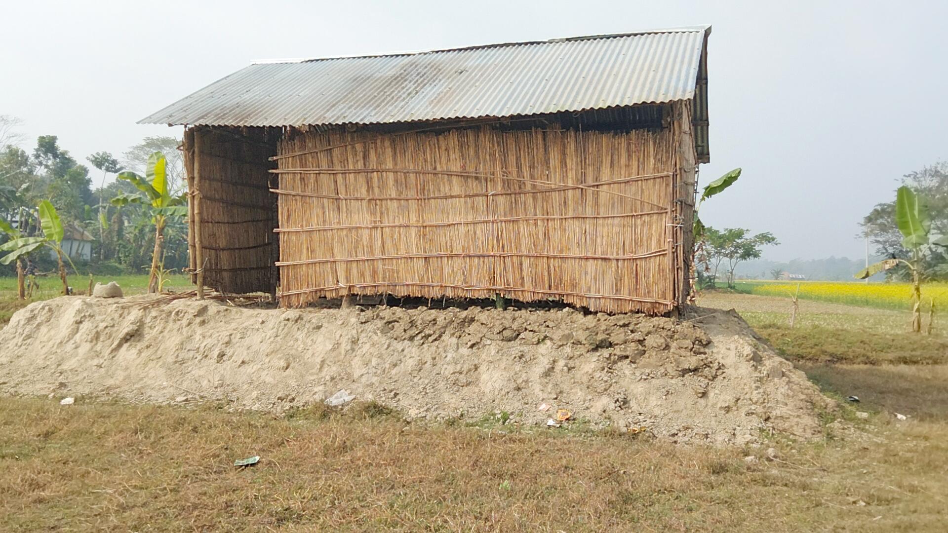 আদালতের নিষেধাজ্ঞা অমান্য করে ঘর নির্মাণ