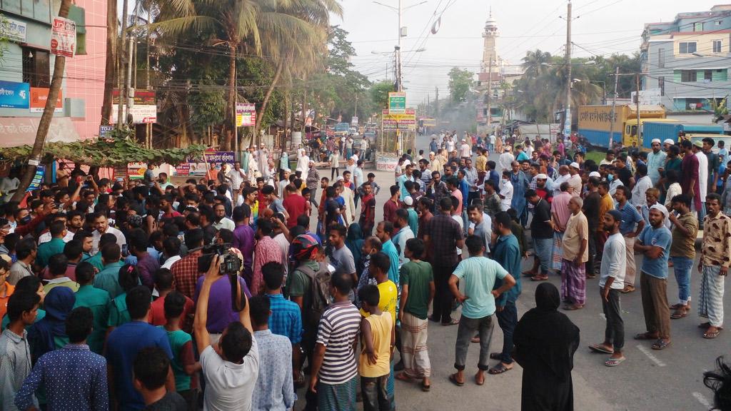 মুখোমুখি সিটি কাউন্সিলর ও কর্মচারীরা, দুই পক্ষের সড়ক অবরোধ