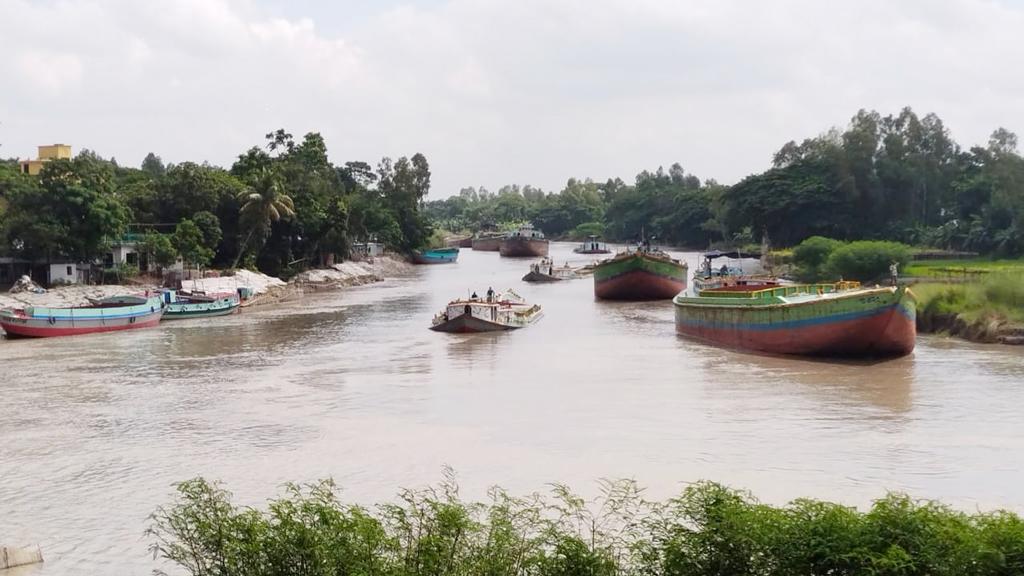 সিরাজদিখানে রসিদ ছাড়া আদায় হচ্ছে নৌ টোল