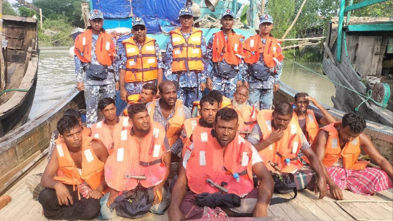 বঙ্গোপসাগর থেকে ভাসমান ১৪ জেলে উদ্ধার