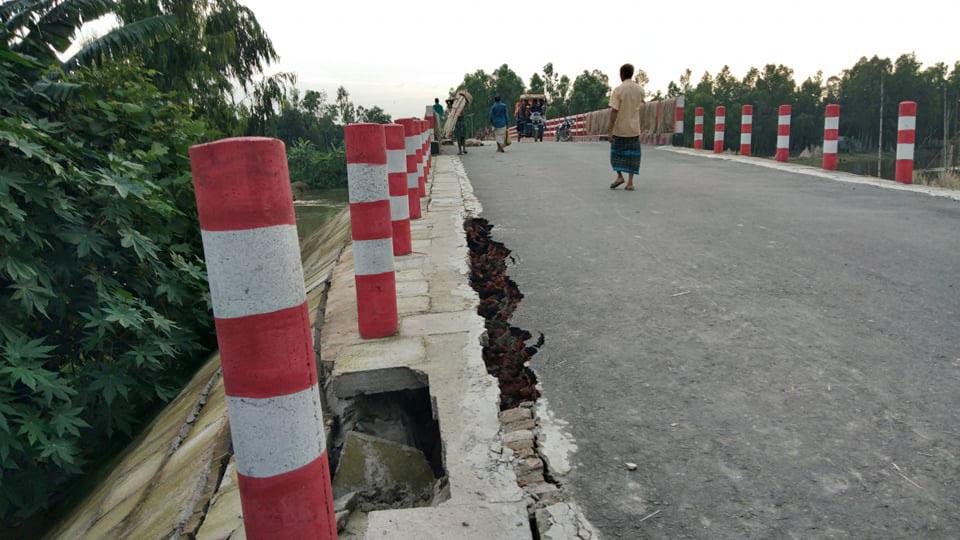 উদ্বোধনের আগেই সেতুর সংযোগ সড়কে ধস