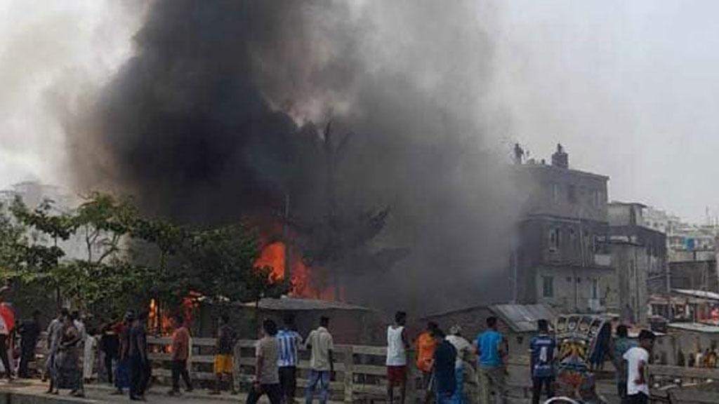 চট্টগ্রামে বস্তির আগুন নিয়ন্ত্রণে, পুরোপুরি নেভেনি