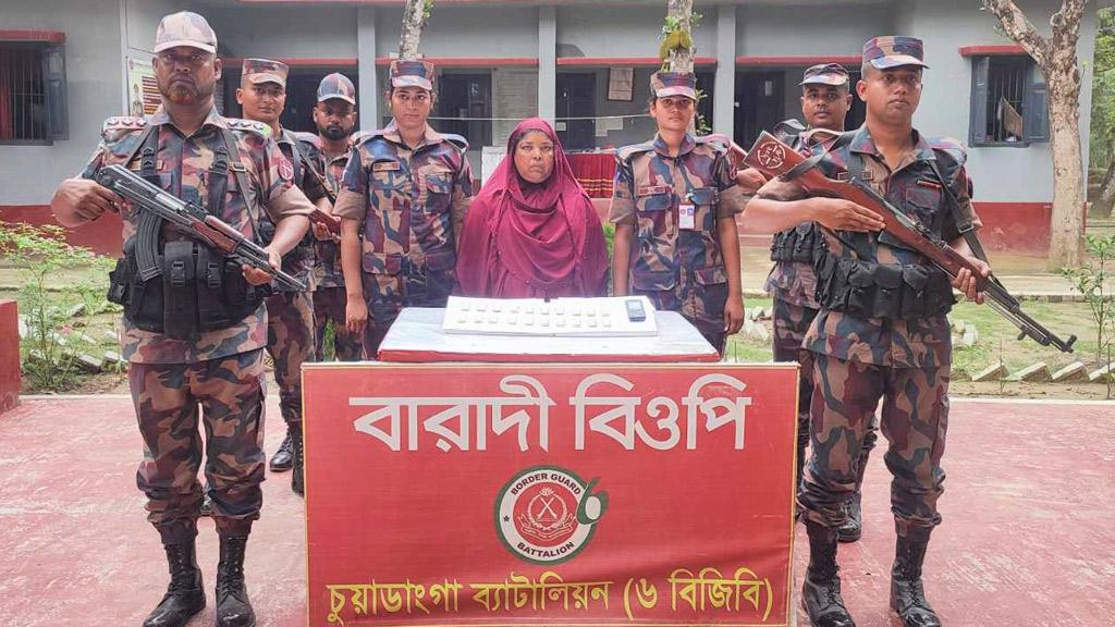 আড়াই কোটি টাকার স্বর্ণের বারসহ মধ্যবয়সী নারী আটক