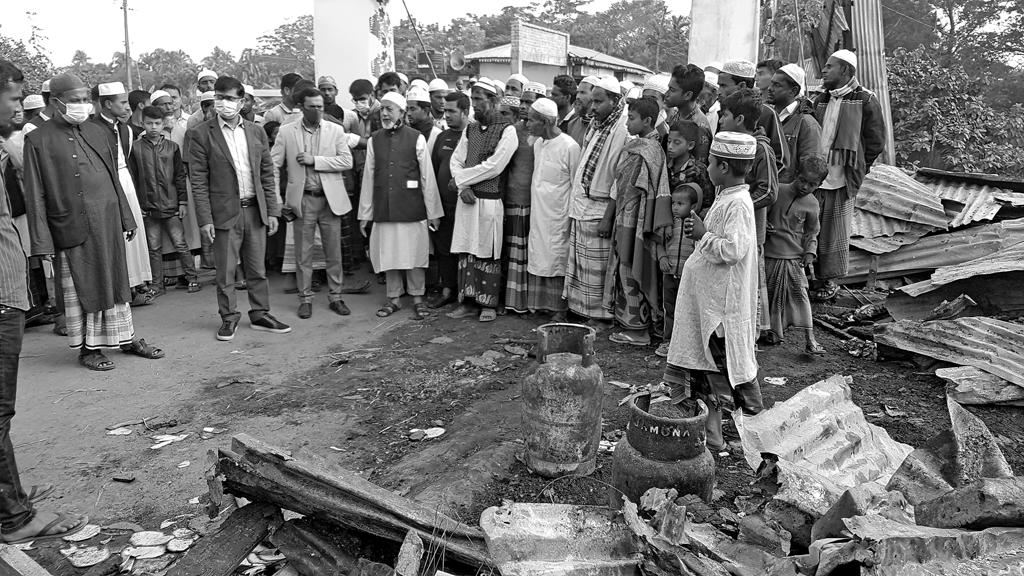 দোকানে আগুন দেখে ব্যবসায়ীর মৃত্যু