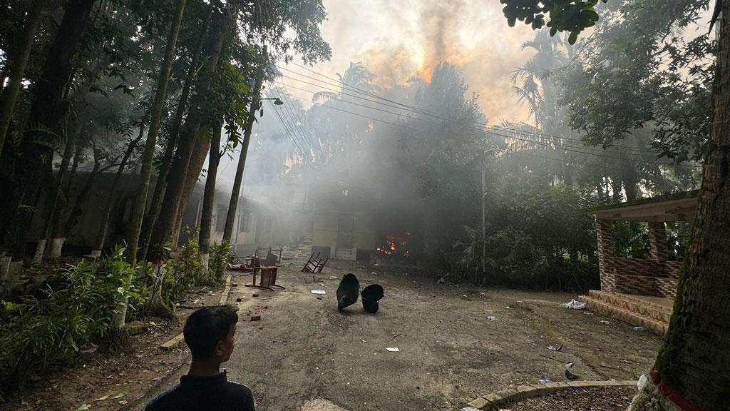 ওবায়দুল কাদেরের গ্রামের বাড়িতে হামলা, পরিবারসহ পালিয়েছেন মির্জা কাদের