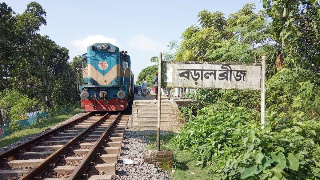 বড়াল ব্রিজে মুখোমুখি সংঘর্ষ থেকে রক্ষা পেল দুটি ট্রেন