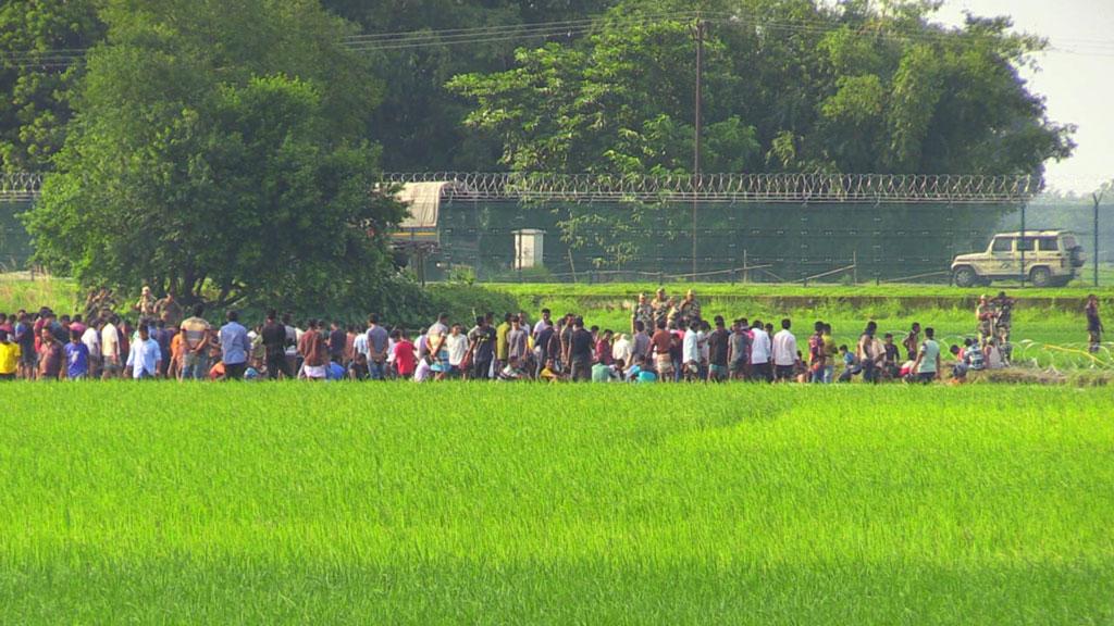 লালমনিরহাটে ভারতীয় সীমান্তে হাজারো সংখ্যালঘুর ভিড়